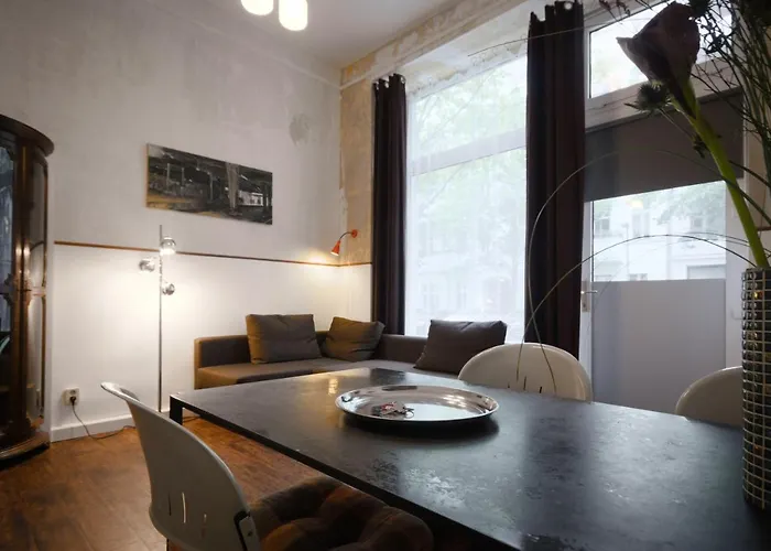 Altbauwohnung Mit 3 Baedern Βερολίνο