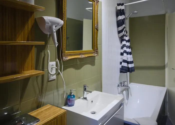 Altbauwohnung Mit 3 Baedern *