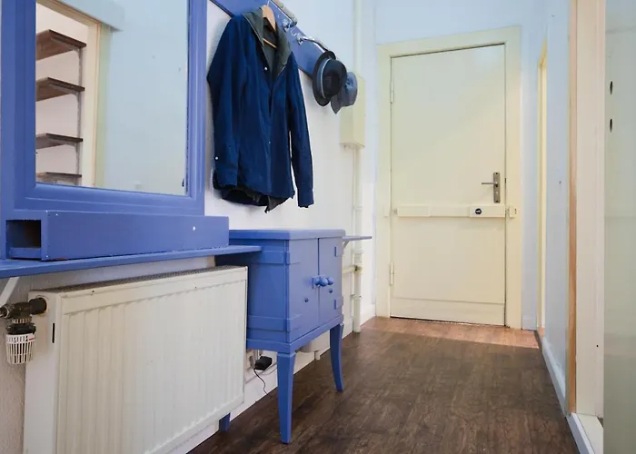 Altbauwohnung Mit 3 Baedern شقة