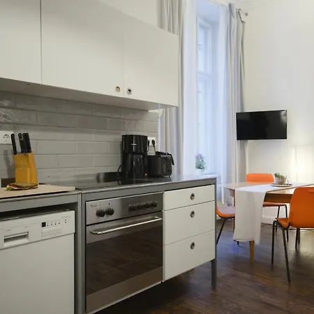 Appartement Altbauwohnung Mit 3 Baedern *