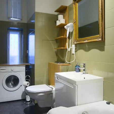 Altbauwohnung Mit 3 Baedern *