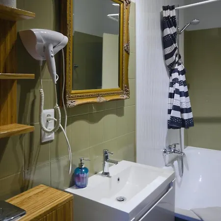 Altbauwohnung Mit 3 Baedern *